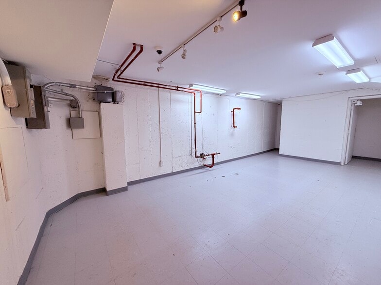 More Photos Of 391 Bank St, Ottawa Storefront Retail Office For Sale