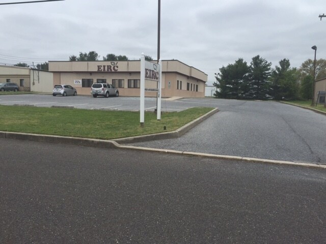 More Photos Of 900 Holly Dell Ct, Sewell Freestanding For Lease