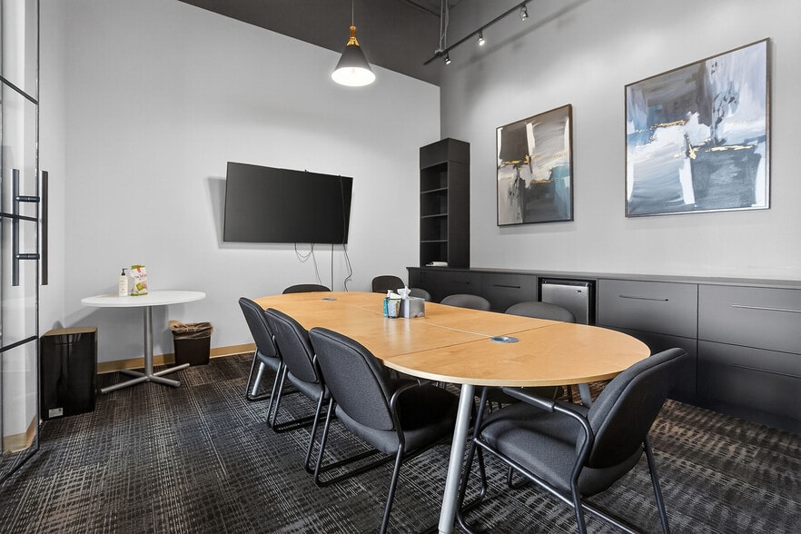 More Photos Of 812 Dundas St, London Freestanding For Sale