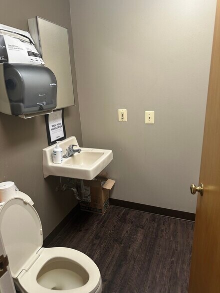 More Photos Of 11350 Pembrooke Sq, Waldorf Medical For Sale