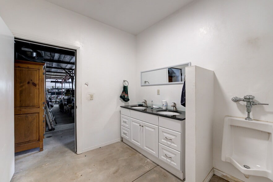 More Photos Of 6712 S Pat Ave, Oklahoma City Warehouse For Sale