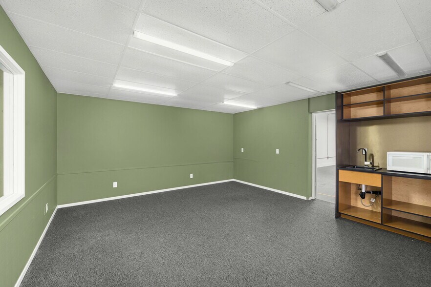 More Photos Of 7025-7027 SW Macadam Ave, Portland Warehouse For Lease