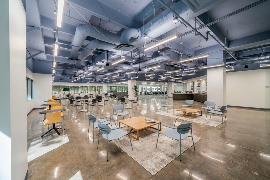 More Photos Of 11450 Compaq Center West Dr, Houston Unknown For Lease