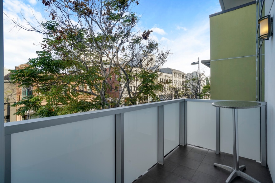 More Photos Of 525 Santa Monica Blvd, Santa Monica Apartments For Sale