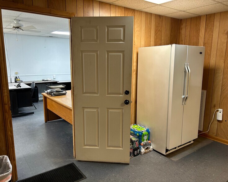 More Photos Of 515 S Noble St, Anniston Light Distribution For Sale