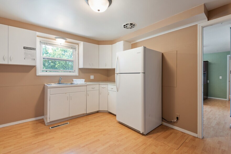 More Photos Of 1660 River Rd, Eugene Office For Lease