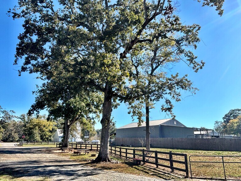 More Photos Of 5959 US-41, Bolingbroke General Retail For Sale