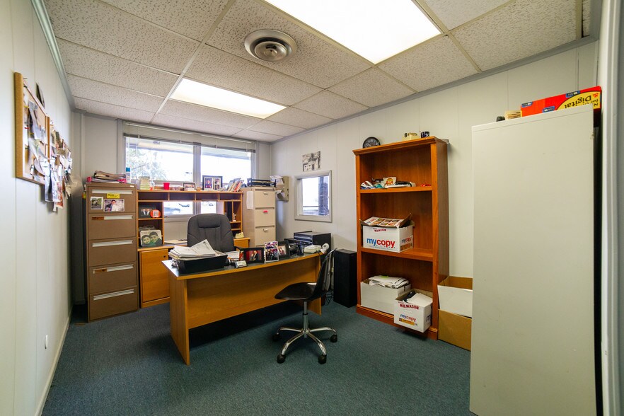 More Photos Of 1300 Industrial Blvd, Southampton Light Distribution For Sale