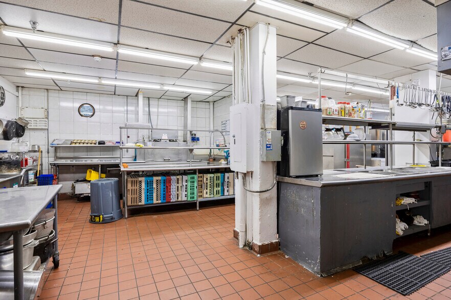 More Photos Of 3 Watervliet Avenue Ext, Albany Hotel For Sale