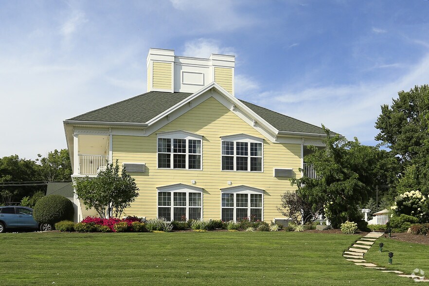 More Photos Of 441 W Lakeshore Dr, Kelleys Island Hotel For Sale
