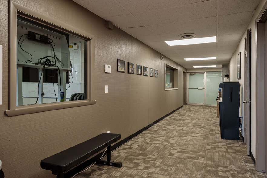 More Photos Of 208-210 Kishwaukee St, Rockford Light Distribution For Sale