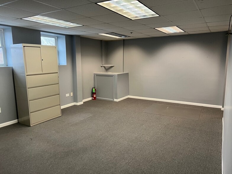 More Photos Of 189 Poplar Pl, North Aurora Warehouse For Lease