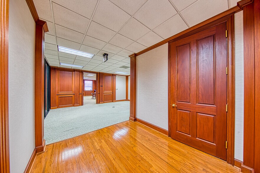 More Photos Of 1300 N Sam Houston Pky E, Houston Office Residential For Lease