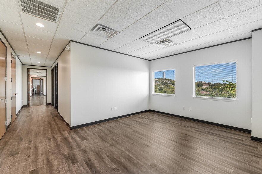 More Photos Of 7 Lakeway Centre Ct N, Lakeway Office For Lease