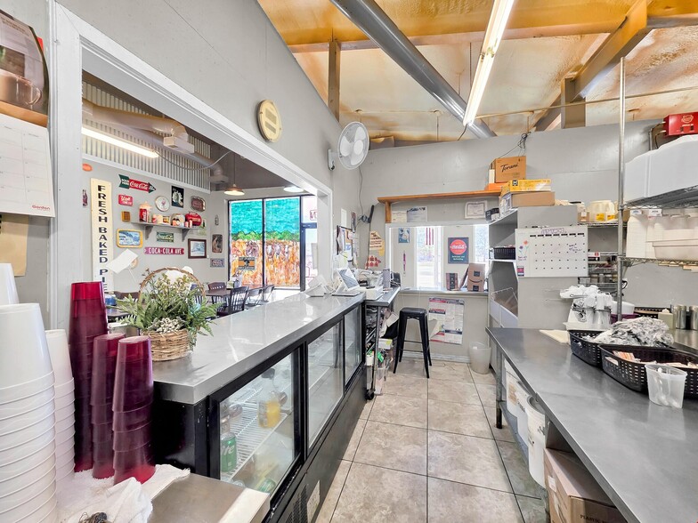 More Photos Of 1220 Highway 124, Winnie Service Station For Sale