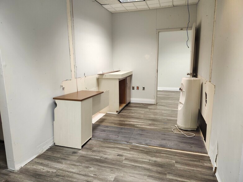 More Photos Of 4365 Queen St, Niagara Falls Storefront Retail Office For Lease