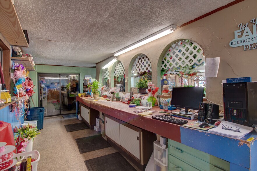 More Photos Of 617 W Main St, Whitesboro Garden Center For Sale