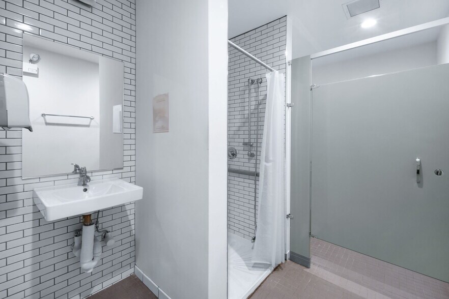 More Photos Of 965 W 18th St, Chicago Apartments For Sale