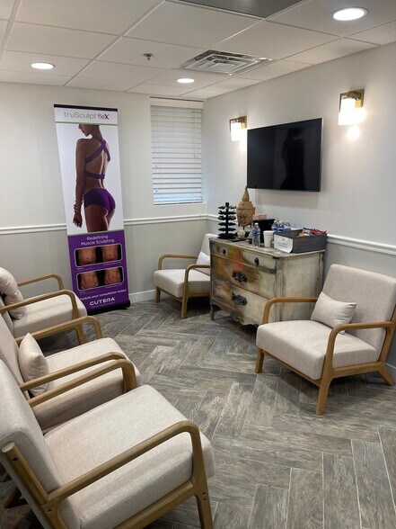 More Photos Of 114 W Rockland Rd, Libertyville Office For Lease