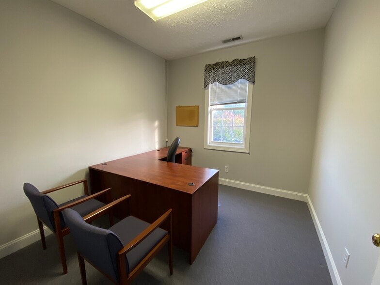 More Photos Of 2944 Breezewood Ave, Fayetteville Office For Lease