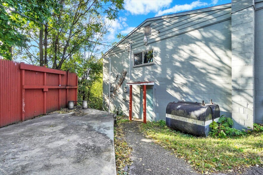 More Photos Of 321 Dewey St, York Distribution For Sale