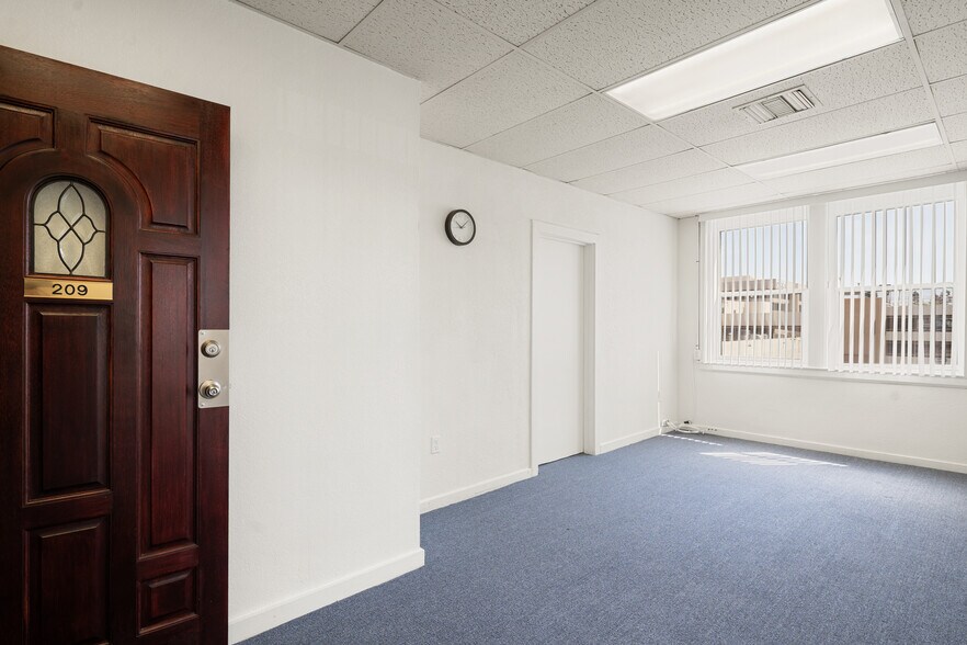 More Photos Of 1522 18th St, Bakersfield Storefront Retail Office For Lease