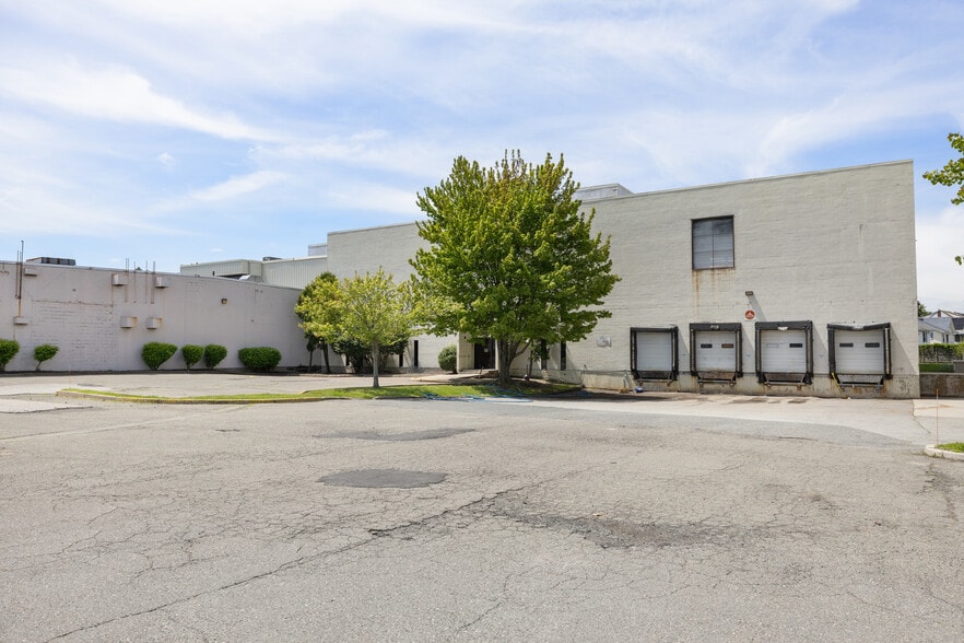 More Photos Of 398-400 Riverside Ave, Medford Light Manufacturing For Lease