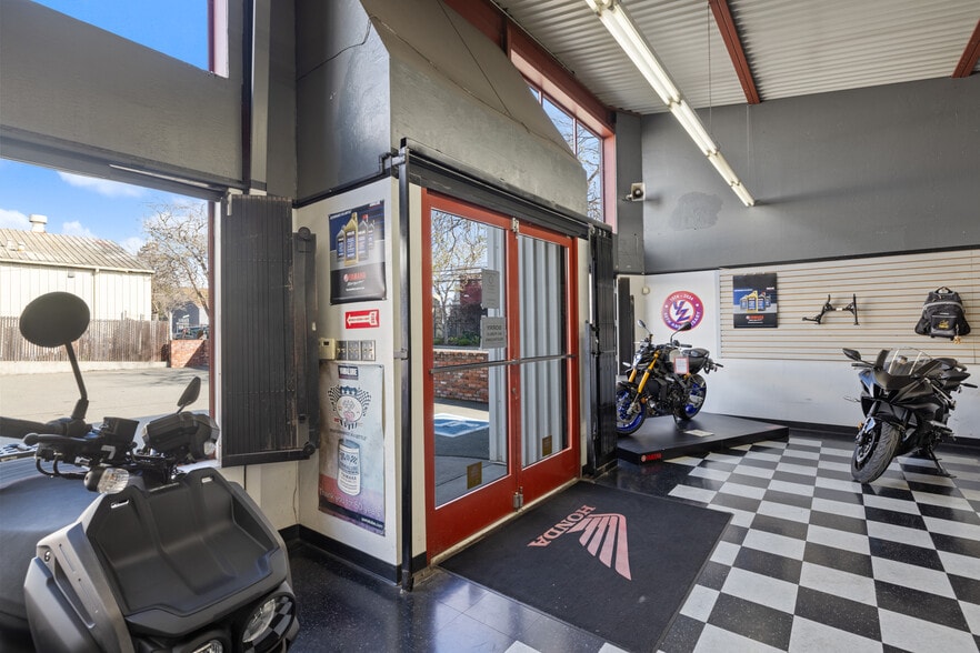 More Photos Of 735 Gilman St, Berkeley Showroom For Sale