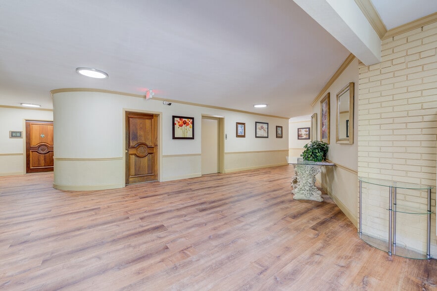 More Photos Of 8166 Whitburn Dr, Clayton Apartments For Sale