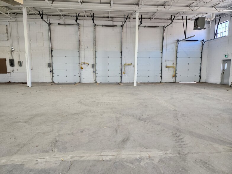 More Photos Of 5655-5695 Rue Ferrier, Mont-Royal Warehouse For Sale