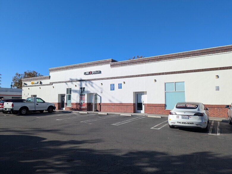 More Photos Of 122 E 17th St, Santa Ana Storefront For Lease