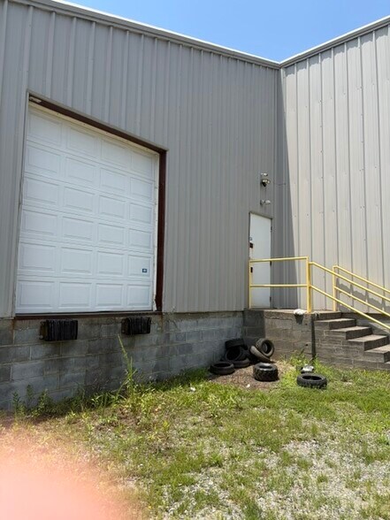 More Photos Of 12056 Stallings Commerce Dr, Matthews Showroom For Lease