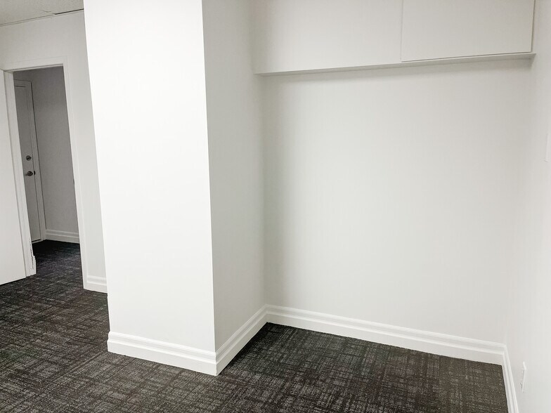 More Photos Of 1124 Gainsborough Rd, London Office For Lease