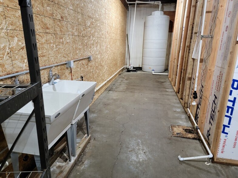 More Photos Of 3060 River Rd N, Salem Warehouse For Lease