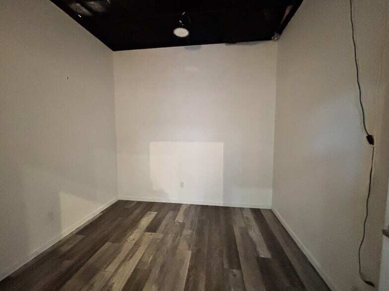 More Photos Of 265 S Main St, Independence Storefront Retail Office For Sale