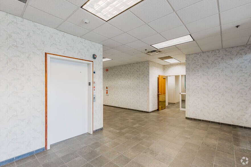 More Photos Of 120-140 E Kensinger Dr, Cranberry Township Office For Sale