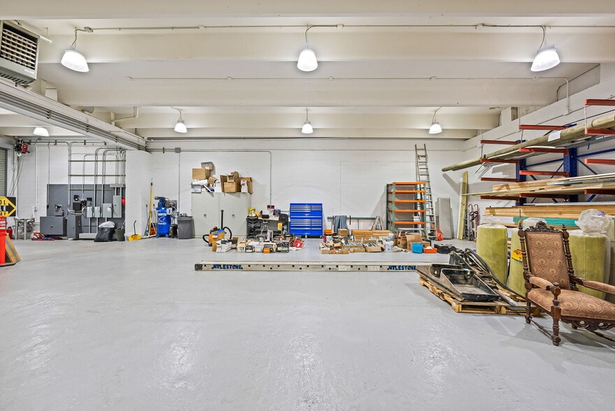 More Photos Of 88 Windsor Ave, Mineola Warehouse For Sale