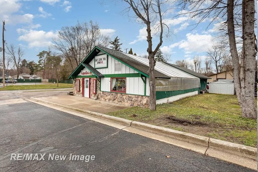 More Photos Of 1605 Bookness St, Midland Storefront For Sale
