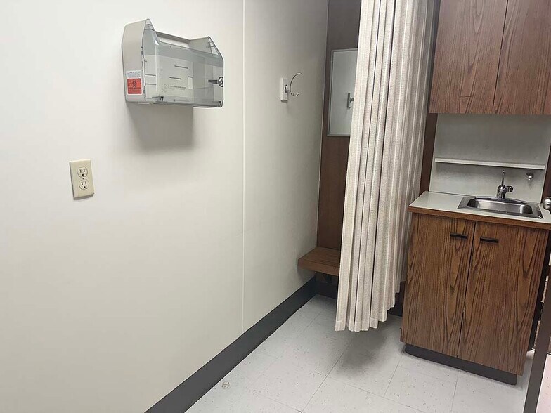 More Photos Of 249 Midway Medical Park, Bristol Medical For Sale