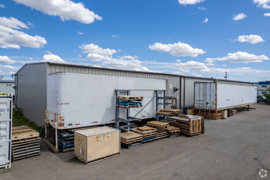 More Photos Of 48 East Lake Grn NE, Airdrie Manufacturing For Sale