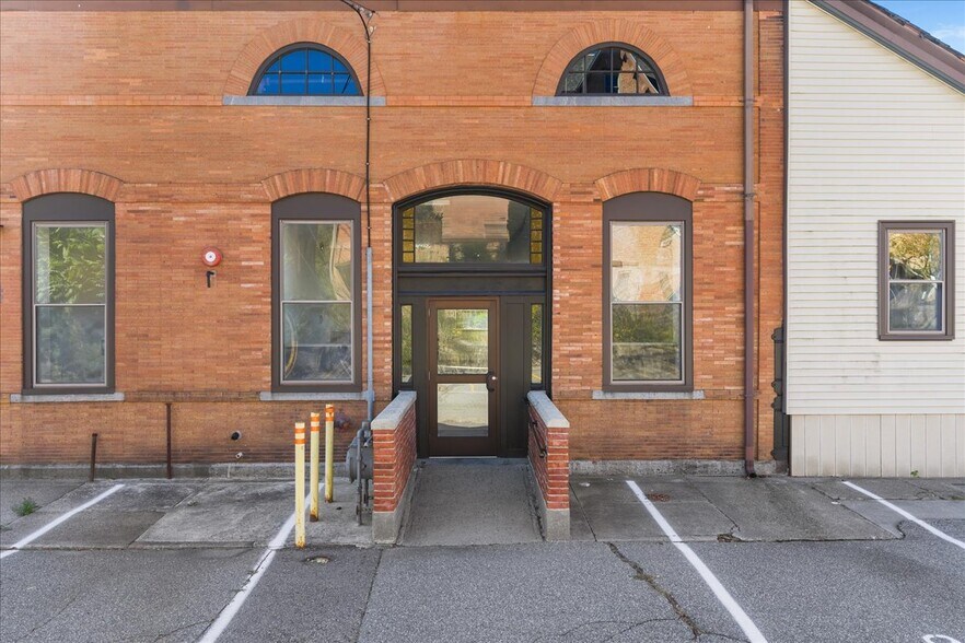 More Photos Of 10 Railroad Pl, Norwich Flex For Lease