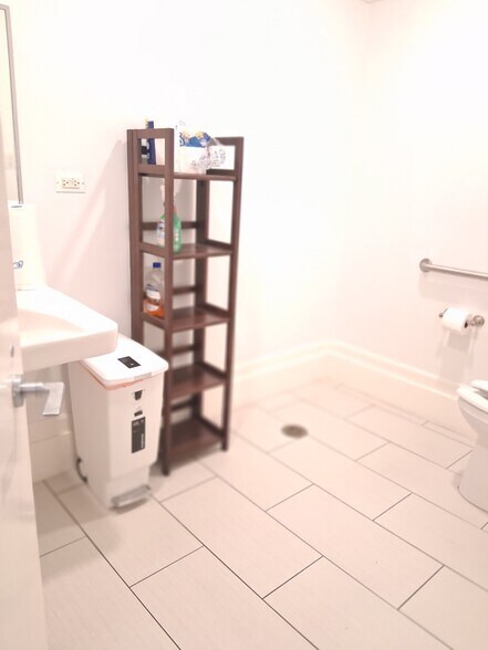 More Photos Of 1623-1625 Sherman Ave, Evanston General Retail For Lease