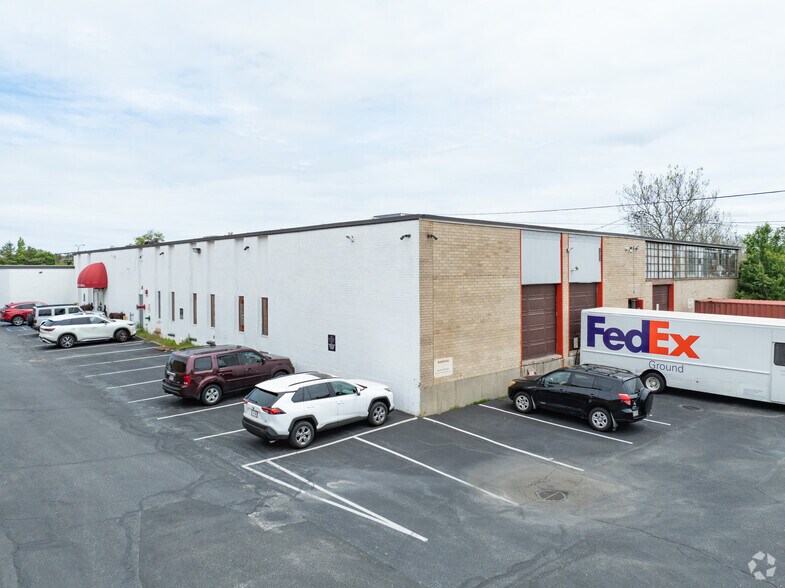 More Photos Of 219 S Service Rd, Plainview Warehouse For Lease