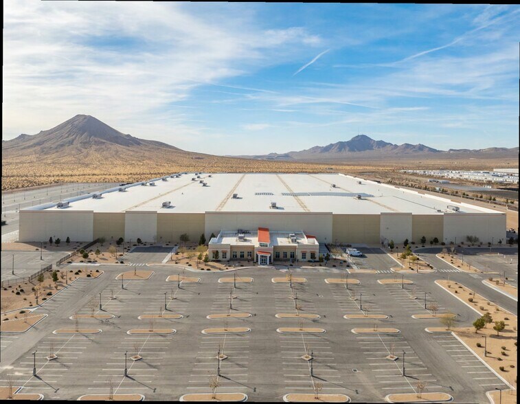 Primary Photo Of 18880 Navajo Rd, Apple Valley Distribution For Lease