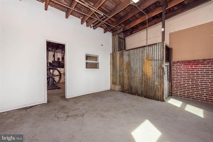 More Photos Of 242 S Dean St, Baltimore Warehouse For Lease