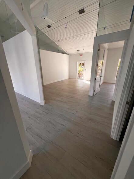 More Photos Of 2407 Periwinkle Way, Sanibel Unknown For Lease