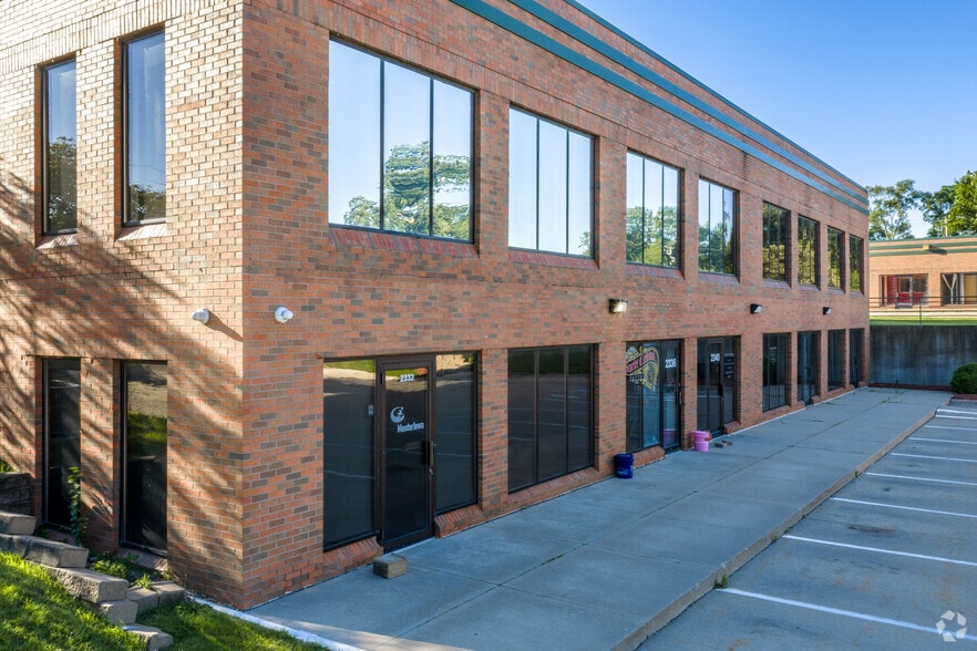 More Photos Of 2330 Rocklyn Dr, Urbandale Office For Lease