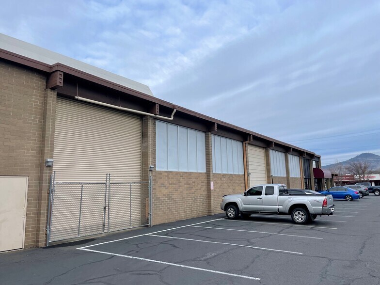More Photos Of 820 S Central Ave, Medford Freestanding For Lease