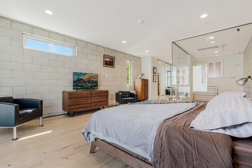 More Photos Of 3450 Cahuenga Blvd W, Los Angeles Office Residential For Lease