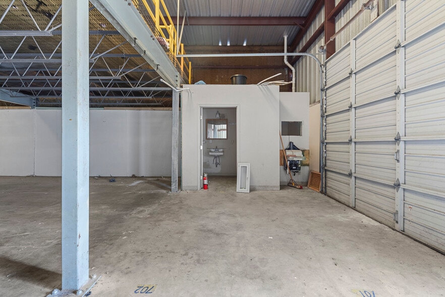 More Photos Of 49 Happy St, Killeen Warehouse For Lease